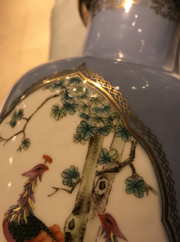 Een paar Chinese famille rose vazen met lavendel fondkleur, Qianlong merk, Republiek, 20e eeuw