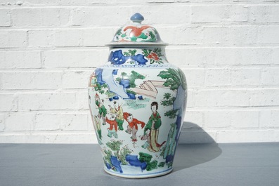 Un vase couvert en porcelaine de Chine wucai &agrave; d&eacute;cor de figures dans un paysage, &eacute;poque Transition