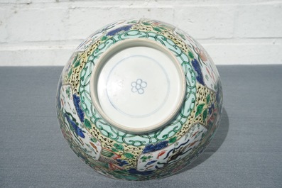 Un bol en porcelaine de Chine famille verte aux poissons, Kangxi