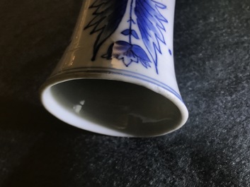 Un vase de forme bouteille en porcelaine de Chine bleu et blanc &agrave; d&eacute;cor figuratif, &eacute;poque Transition