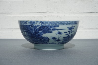 Een Chinese blauwwitte kom met figuratief decor rondom, Kangxi/Yongzheng