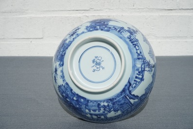 Een Chinese blauwwitte kom met figuratief decor rondom, Kangxi/Yongzheng