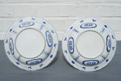 Une paire d'assiettes profondes en porcelaine de Chine bleu et blanc, Kangxi