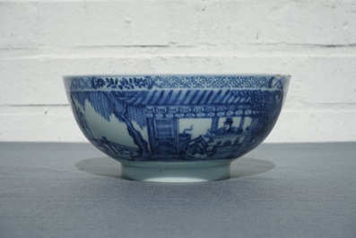 Een Chinese blauwwitte kom met figuratief decor rondom, Kangxi/Yongzheng