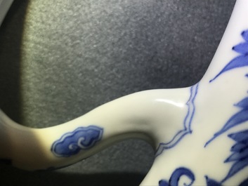 Une verseuse en porcelaine de Chine bleu et blanc &agrave; d&eacute;cor figuratif, &eacute;poque Transition