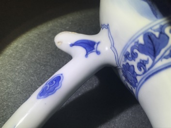 Une verseuse en porcelaine de Chine bleu et blanc &agrave; d&eacute;cor figuratif, &eacute;poque Transition