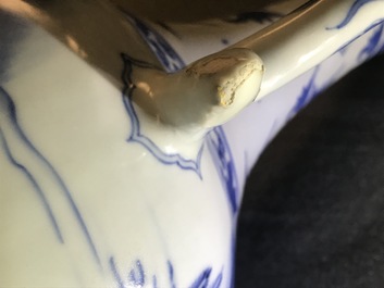 Une verseuse en porcelaine de Chine bleu et blanc &agrave; d&eacute;cor figuratif, &eacute;poque Transition