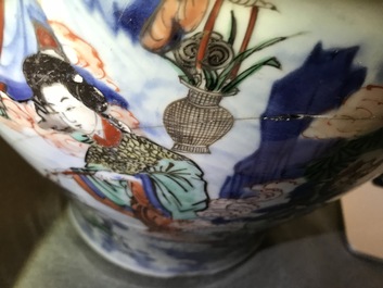 Un grand vase couvert en porcelaine de Chine wucai &agrave; d&eacute;cor mythologique, &eacute;poque Transition