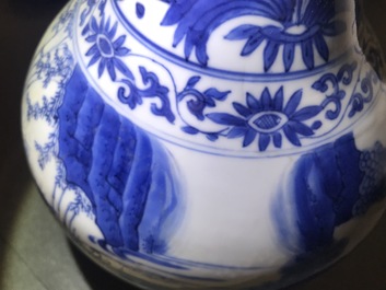 Un vase de forme bouteille en porcelaine de Chine bleu et blanc &agrave; d&eacute;cor figuratif, &eacute;poque Transition