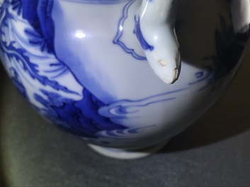 Une verseuse en porcelaine de Chine bleu et blanc &agrave; d&eacute;cor figuratif, &eacute;poque Transition