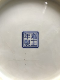 Une assiette &agrave; d&eacute;cor 'sanduo' en porcelaine de Chine famille rose, marque de Yongzheng, 20&egrave;me