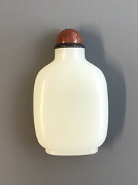 Een Chinese witte jade snuiffles met goudstenen stopper, 19/20e eeuw