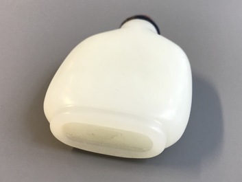 Een Chinese witte jade snuiffles met goudstenen stopper, 19/20e eeuw