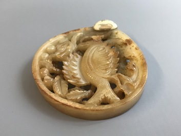 Een Chinese ajour bewerkte gevlekte jade plaquette met een feniks, Ming of vroeger