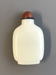 A Chinese white jade snuff bottle with goldstone stopper, 19/20th C.