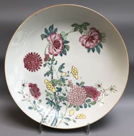 A fine Chinese famille rose plate with floral design, ex-coll. August the Strong, Yongzheng/Qianlong