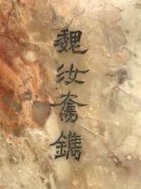 Een Chinese Shoushan zeepstenen figuur op basement met inscriptie, 19/20e eeuw