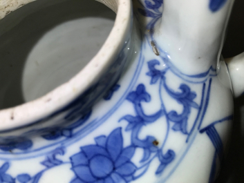 Un pot &agrave; vin et son couvercle en porcelaine de Chine bleu et blanc &agrave; d&eacute;cor raffin&eacute;, &eacute;poque Transition