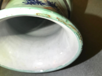 Un vase de forme rouleau en porcelaine de Chine surd&eacute;cor&eacute; en Europe, &eacute;poque Transition