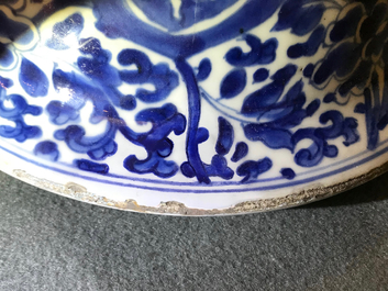 Un grand vase couvert en porcelaine de Chine bleu et blanc aux m&eacute;daillons de paysages, Kangxi