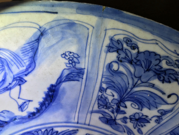 Un plat en porcelaine de Chine bleu et blanc &agrave; d&eacute;cor de figures dans un paysage, &eacute;poque Transition