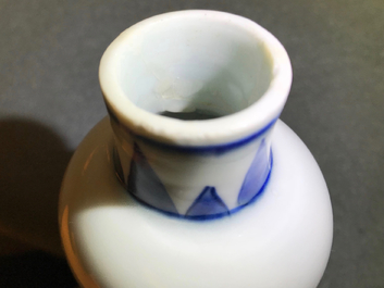 Un vase en porcelaine de Chine bleu et blanc &agrave; d&eacute;cor floral, &eacute;poque Transition