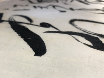 Een Chinese scroll met geborduurde kalligrafie in zijde op textiel, 19/20e eeuw