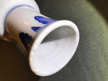 Un vase de forme bouteille en porcelaine de Chine bleu et blanc, &eacute;poque Transition