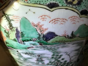 Un grand vase couvert en porcelaine de Chine famille verte &agrave; d&eacute;cor de paysages fluviales, Kangxi