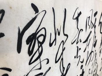 Een Chinese scroll met geborduurde kalligrafie in zijde op textiel, 19/20e eeuw