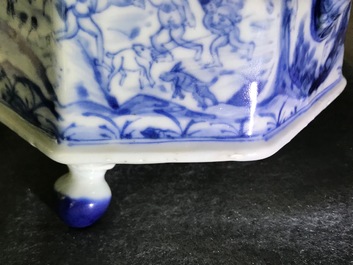 Une rare cafeti&egrave;re en porcelaine de Chine bleu et blanc &agrave; d&eacute;cor &quot;La d&eacute;esse Europe et le taureau&quot;, Kangxi