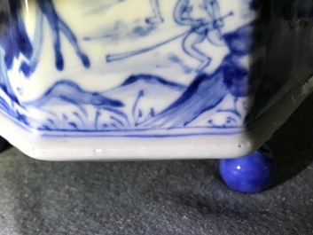 Une rare cafeti&egrave;re en porcelaine de Chine bleu et blanc &agrave; d&eacute;cor &quot;La d&eacute;esse Europe et le taureau&quot;, Kangxi