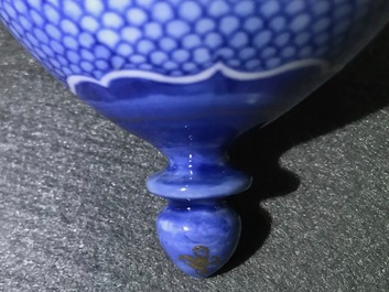 Een Chinese blauwwitte 'Pronk'-atelier chocoladekan met insecten naar Merian, Qianlong, ca. 1740