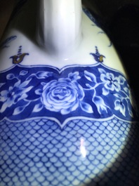 Une chocolati&egrave;re &agrave; d&eacute;cor d'insectes d'apr&egrave;s Merian en porcelaine de Chine bleu et blanc de l'Atelier Pronk, Qianlong, vers 1740