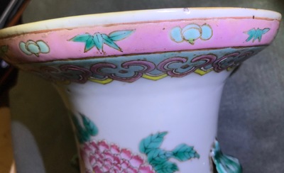 Une paire de vases en porcelaine de Chine famille rose aux oiseaux parmi fleurs, 19&egrave;me