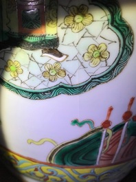 Une paire de vases de forme rouleau en porcelaine de Chine famille verte, 19&egrave;me