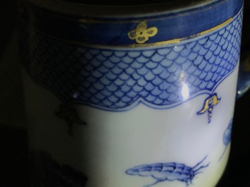 Een Chinese blauwwitte 'Pronk'-atelier chocoladekan met insecten naar Merian, Qianlong, ca. 1740