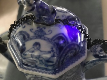 Een zeldzame Chinese blauwwitte koffiekan met &quot;Europa en de stier&quot;, Kangxi