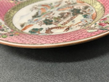 Une paire d'assiettes en porcelaine de Chine famille rose &agrave; d&eacute;cor de paysages, Yongzheng