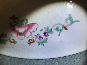 Un vase couvert et un plat &agrave; d&eacute;cor millefleurs en porcelaine de Chine famille rose, 19/20&egrave;me