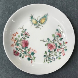 Une paire de tasses et soucoupes en porcelaine de Chine famille rose, Yongzheng