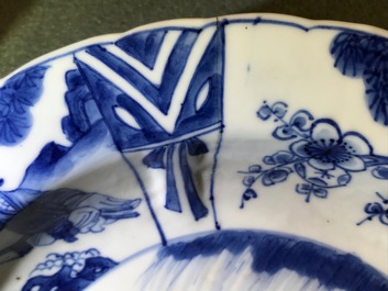 Een paar Chinese blauwwitte diepe borden met Lange Lijs en zotje, Kangxi