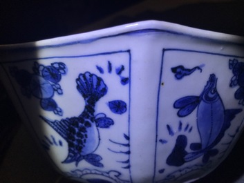 Un bol octagonal en porcelaine de Chine bleu et blanc &agrave; d&eacute;cor de poissons, Wanli