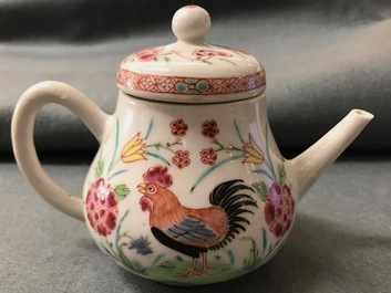 Une th&eacute;i&egrave;re en porcelaine de Chine famille rose &agrave; d&eacute;cor de coqs, Yongzheng