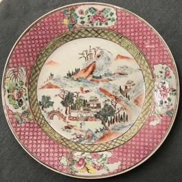 Une paire d'assiettes en porcelaine de Chine famille rose &agrave; d&eacute;cor de paysages, Yongzheng