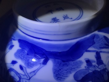 Un bol en porcelaine de Chine bleu et blanc &agrave; d&eacute;cor autour, Kangxi