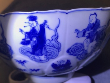 Un bol en forme de lotus en porcelaine de Chine bleu et blanc &agrave; d&eacute;cor d'immortels, marque de Chenghua, Kangxi