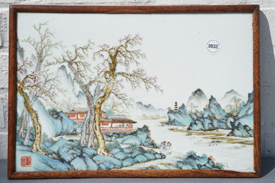 Une plaque en porcelaine de Chine qianjiang cai &agrave; d&eacute;cor d'un paysage, R&eacute;publique, 1&egrave;re moiti&eacute; du 20&egrave;me