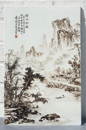 Une grande plaque en porcelaine de Chine qianjiang cai &agrave; d&eacute;cor d'un paysage, 20&egrave;me