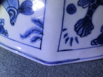 Een Chinese blauwwitte octagonale kom met diverse vissen, Wanli